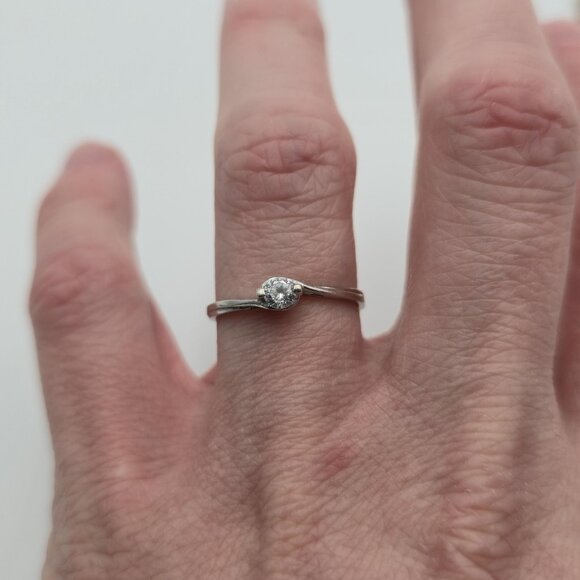 Size 7 Sterling Silver Simple Round Cubic Zirconia Ring A3884 - Picture 4 of 9